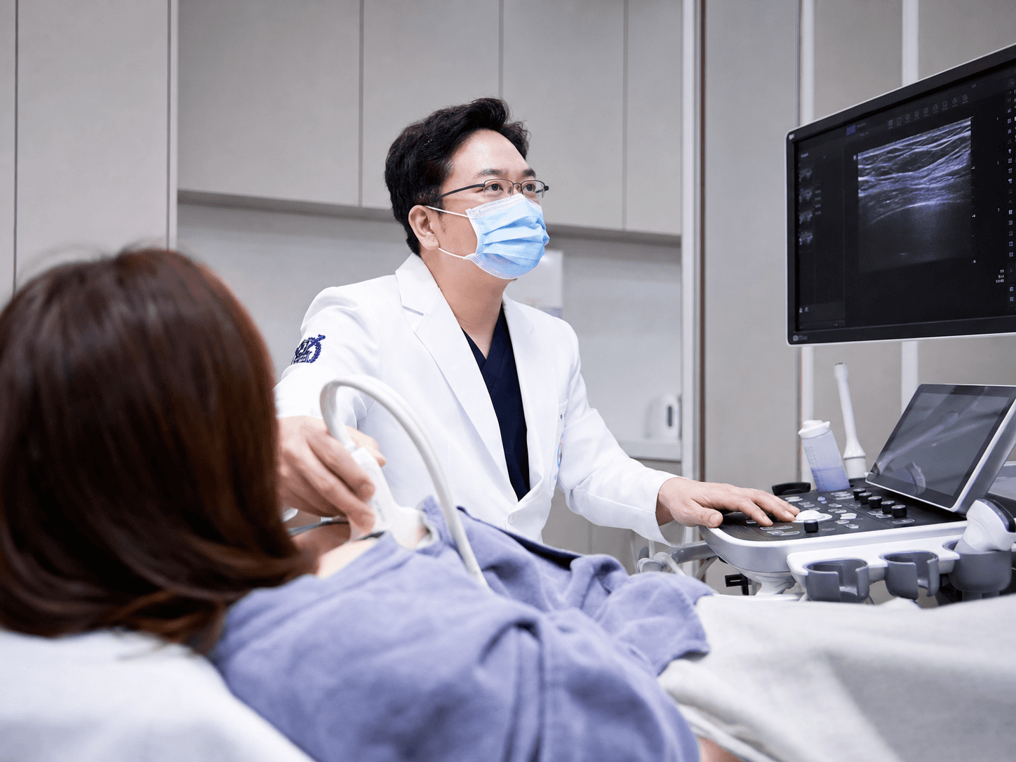 초음파로 유방의 혹을 확인하는 정준우 원장