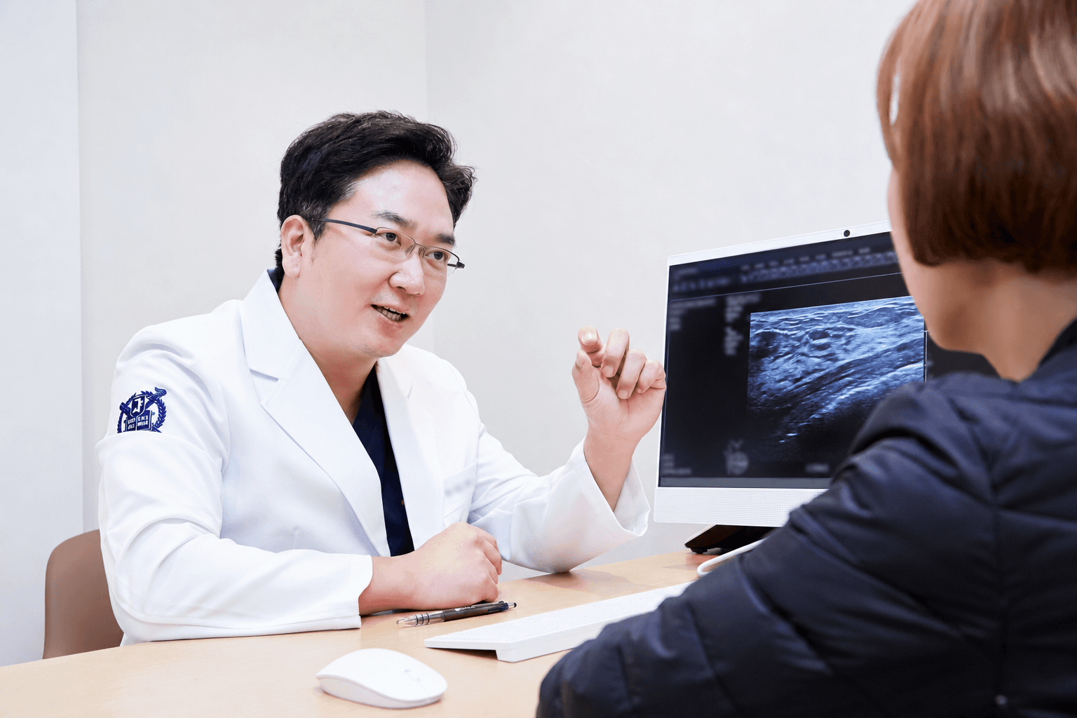 초음파 결과를 설명하는 정준우 원장