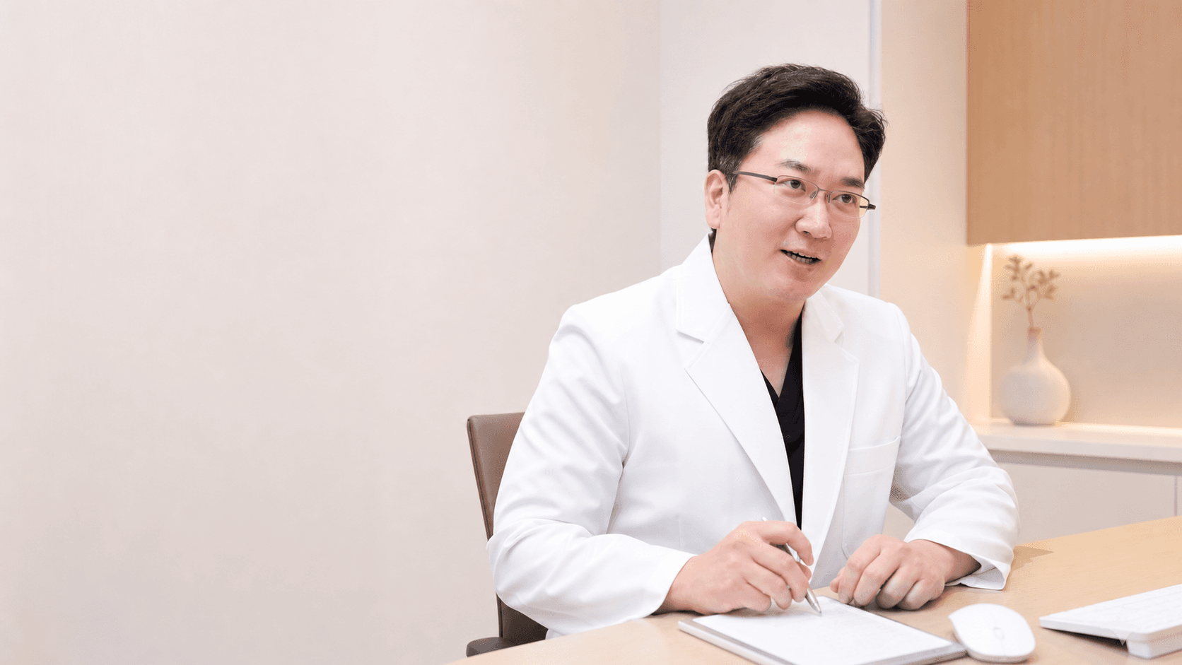 진료실에서 상담하는 정준우 원장