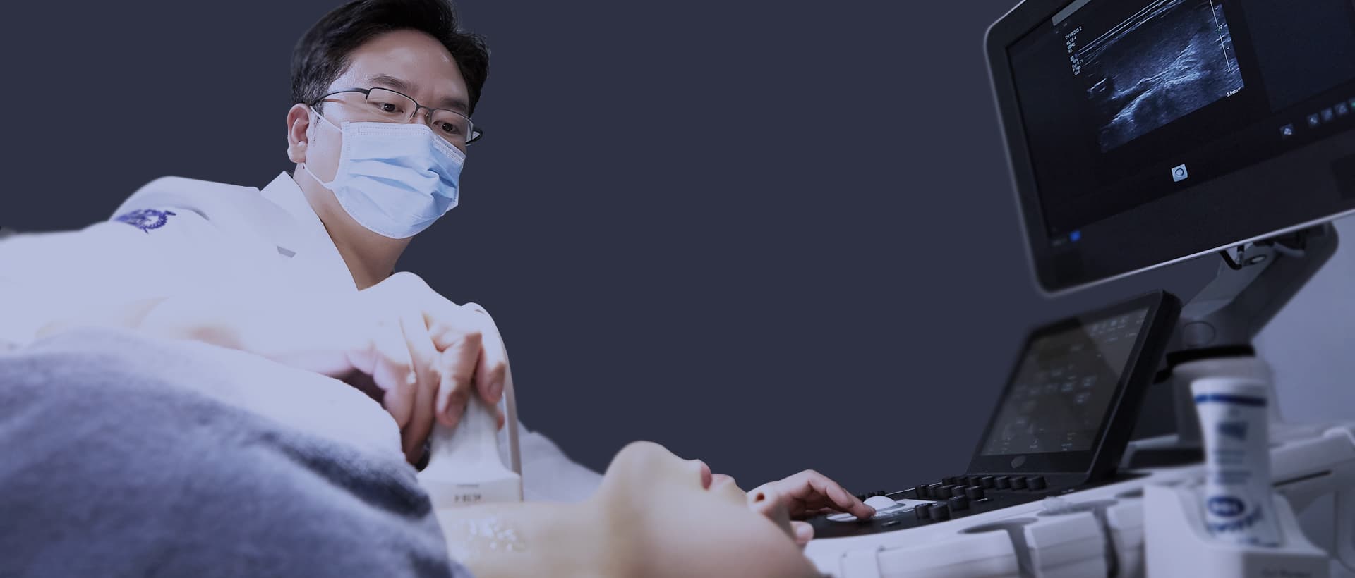 갑상선 초음파 검사를 하는 정준우 원장